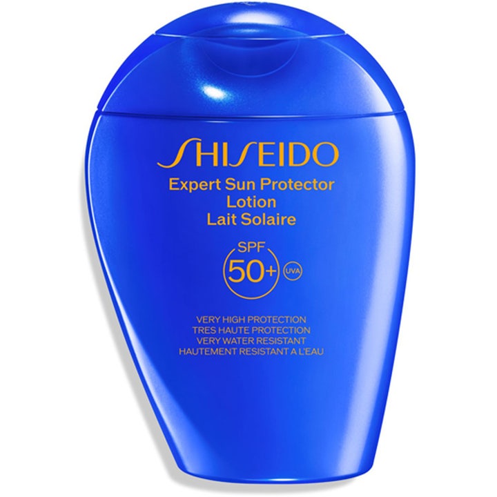 Shiseido Expert Sun Protector Lotion SPF 50+ solskydd 50 ansiktet i en rundad blå flaska med gula detaljer.