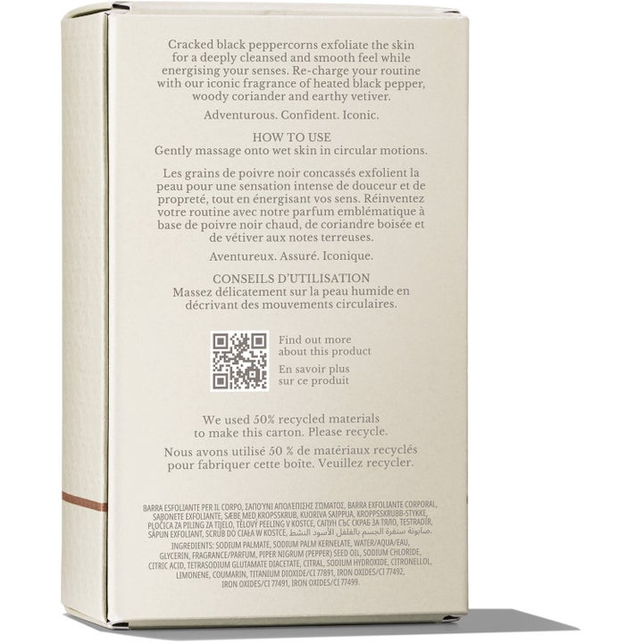 Molton Brown Re-charge Black Pepper Bodyscrub Bar 250 g baksida med produktinfo för en exfolierande bodyscrub.