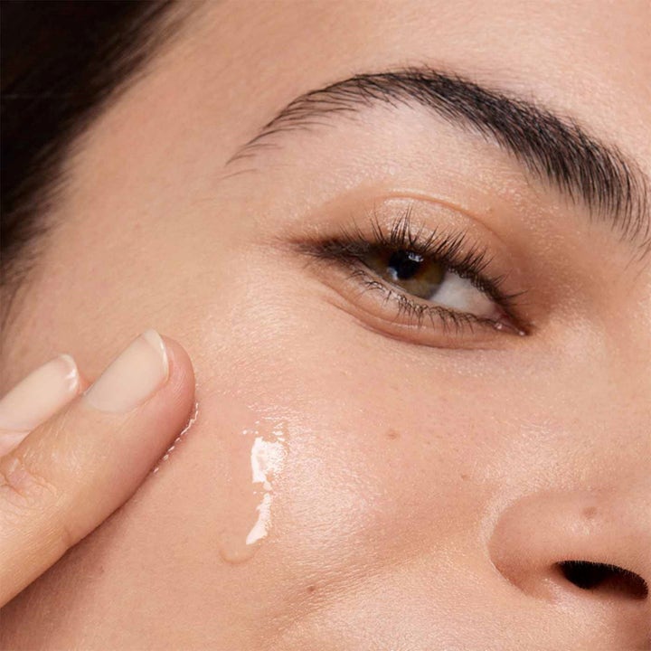 Clarins Multi-Active Glow Serum 30 ml lystergivande serum ger jämn textur när en klar droppe nuddar huden.