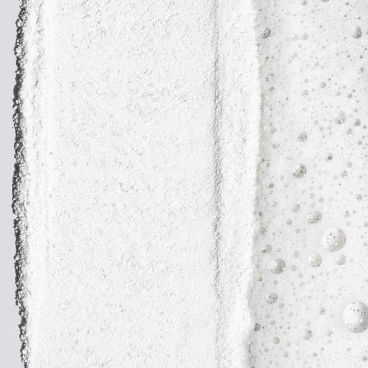 Dermalogica Daily Microfoliant 74 g daglig risbaserad peeling med närbild på vitt pulver och luftigt skum.