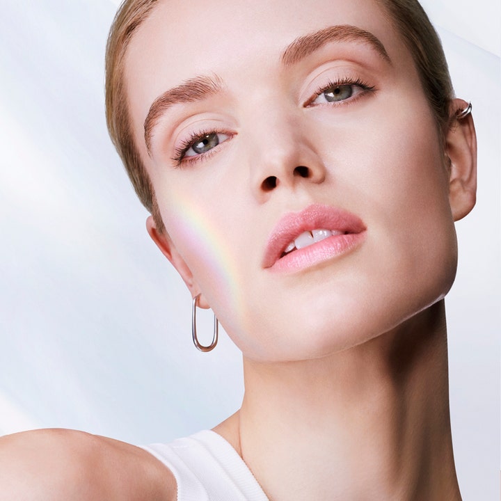 Lancôme UV Expert Supra Screen 40 ml uv-skydd ansikte ger lyster på kvinna med regnbågsskimmer på kinden