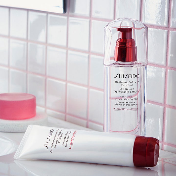Shiseido Clarifying Cleansing Foam 125 ml skonsam daglig ansiktsrengöring i vit tub med rött lock i badrumsmiljö.
