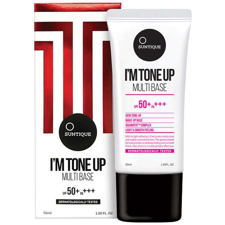 Suntique I'm Tone Up Multi Base 50 ml dermatologiskt testad primer spf 50 ger lyster i vit tub bredvid röd ask