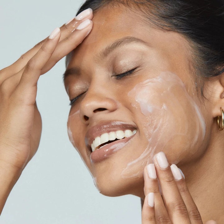 Dermalogica UltraCalming Cleanser 250 ml lugnande soothing gel som varsamt appliceras på ansiktet för känslig hud.