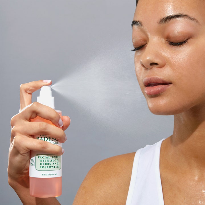 Mario Badescu Facial Spray Aloe, Herbs & Rosewater 118 ml återfuktande ansiktsmist aloe vera som sprayas lätt över ansiktet.