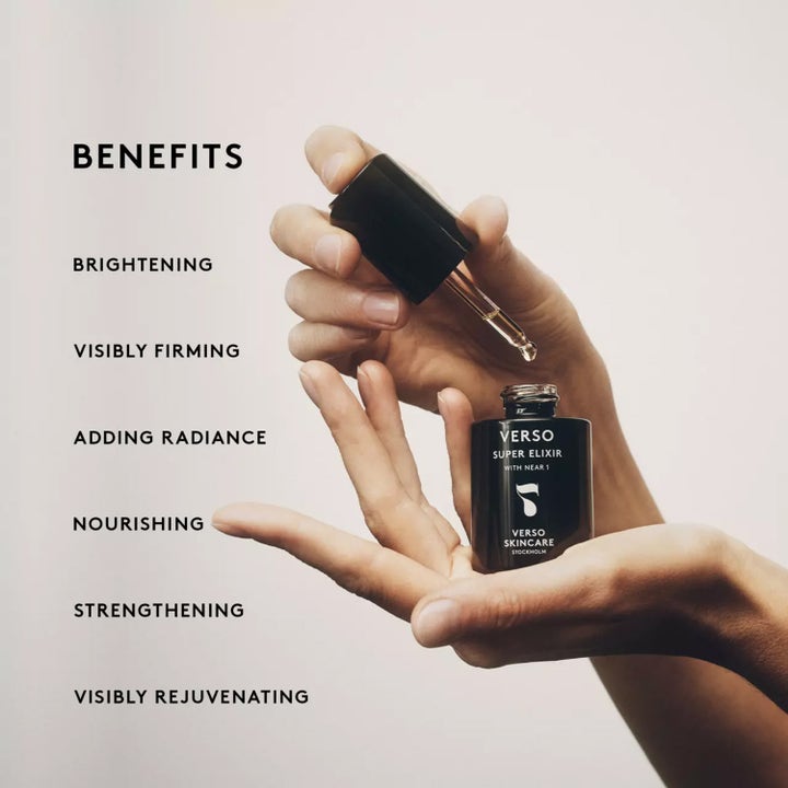 Verso N°7 Super Elixir 30 ml lystergivande ansiktsolja i svart flaska som appliceras med pipett för fasthet.