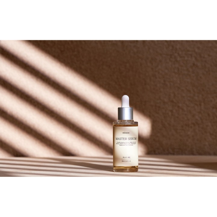 Mixsoon Master Serum 60 ml återfuktande ansiktsserum i glasflaska i en miljö med dramatiska ljusskuggor.