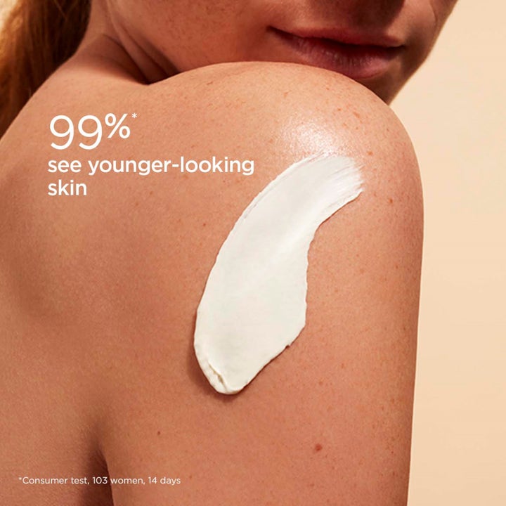Clarins Youth-protecting Sunscreen 150 ml solkräm ger ungdomlig hud visas som kräm på en axel med texten 99%.