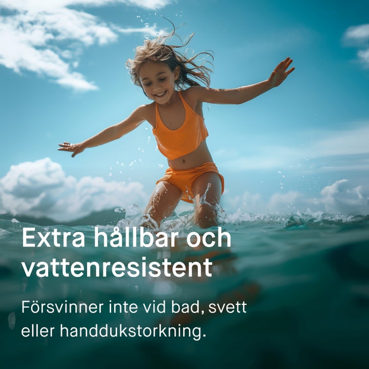 EVY Technology Sunscreen Mousse For Kids 150 ml solskydd mousse barn ger skydd från 6 månader på barn i orange keps.