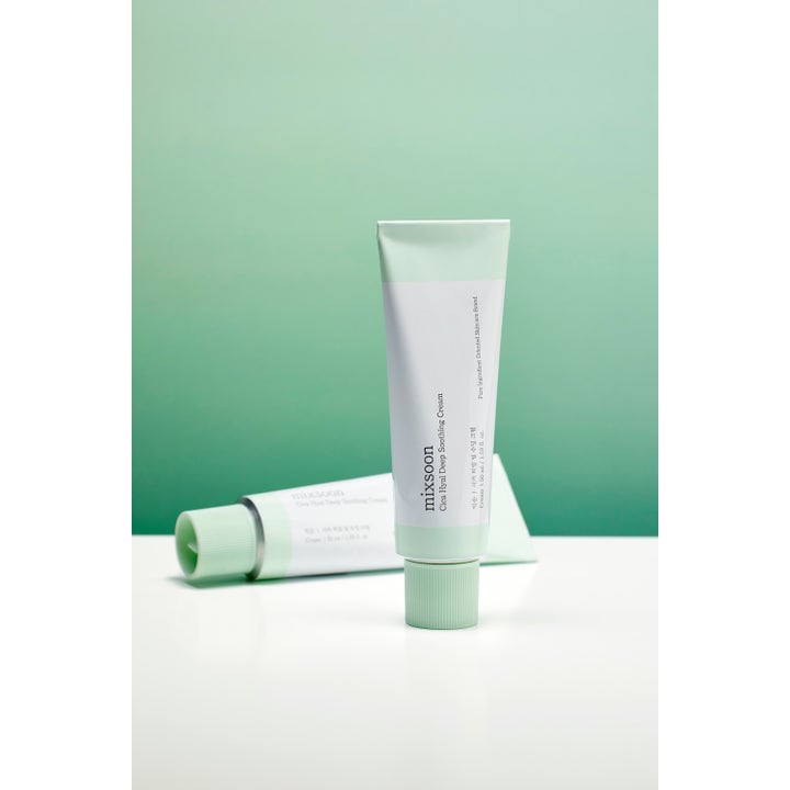 Mixsoon Cica Hyal Soothing Cream 50 ml lugnande dagkräm i ljusgröna tuber mot en mjuk grön bakgrund