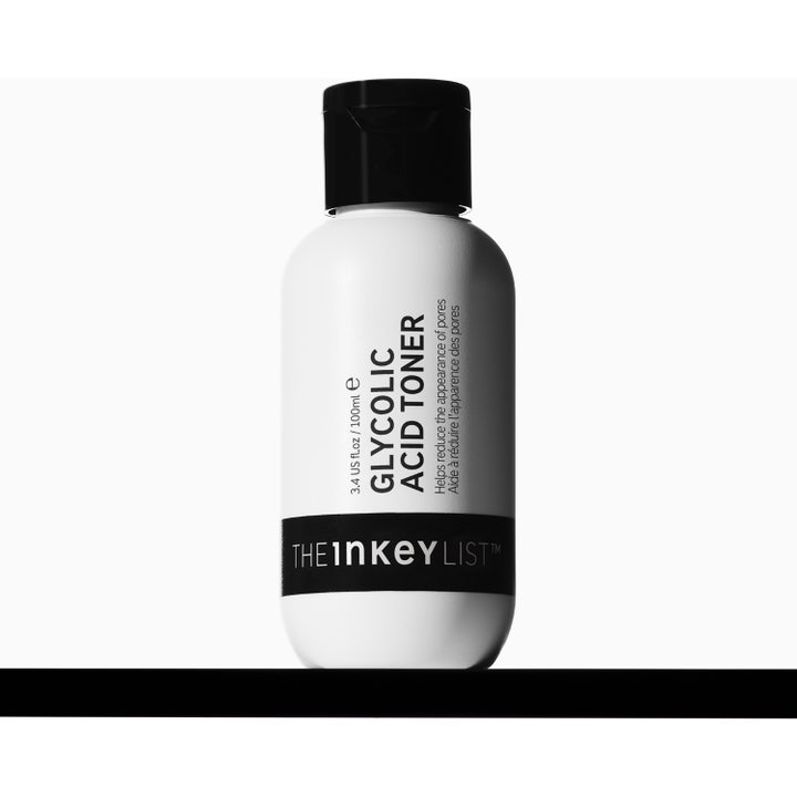 The INKEY List Glycolic Acid Toner 100 ml peeling toner minskar porer i vit flaska med svartvitt ytteremballage.
