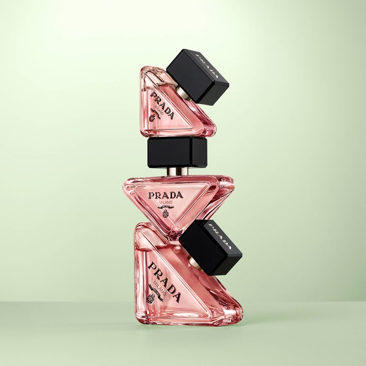 Prada Paradoxe Eau de Parfum 50 ml blommig parfym i ikonisk triangelformad flaska mot en ljusgrön bakgrund
