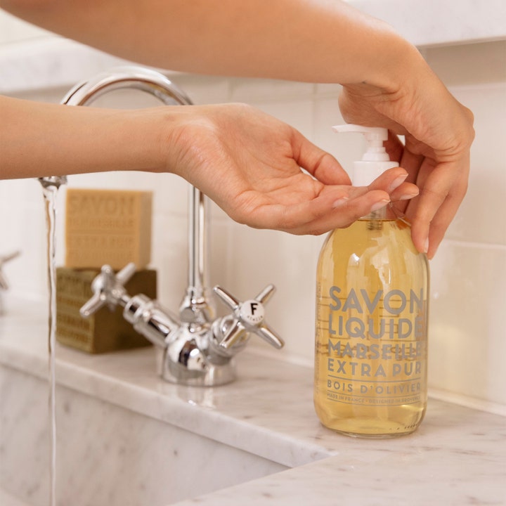 Compagnie de Provence Liquid Marseille Soap Olive Wood 495 ml lyxig olivträ marseille tvål som pumpas ur glasflaska