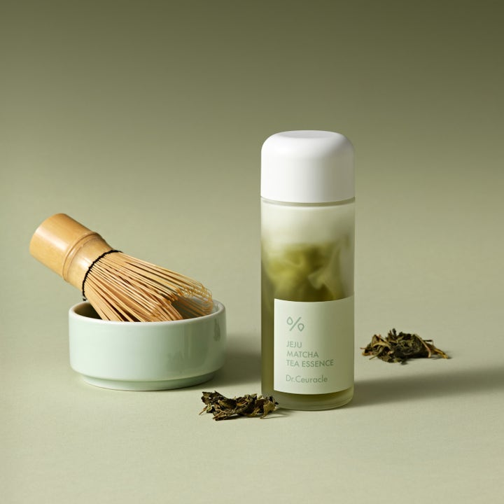 Dr. Ceuracle Jeju Matcha Tea Essence 150 ml lugnande toner med grön matchablandning och bambuvisp