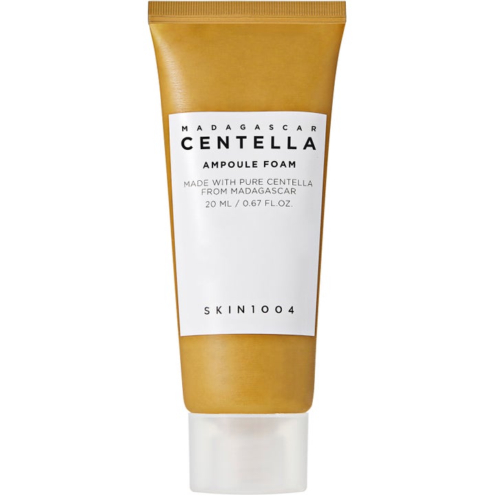SKIN1004 Madagascar Centella Travel Kit 20 ml lugnande rengöringsskum i guldbrun tub från ett reseset hudvård.