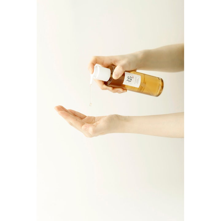 Beauty of Joseon Ginseng Cleansing Oil 210 ml rengöringsolja som doseras i handen från en pumpflaska