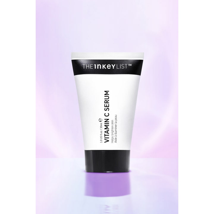 The INKEY List Vitamin C Serum 30 ml lystergivande antioxidant ansiktsserum i vit tub mot lila bakgrund