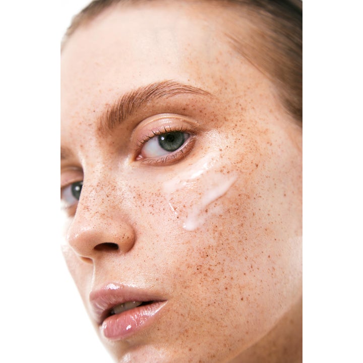 By Wishtrend Cera-barrier Soothing Ampoule 30 ml lugnande hudvård med krämig textur på kinden som stärker hudbarriär