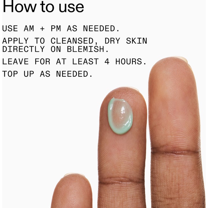 The INKEY List Succinic Acid Treatment 15 ml blemserum visar grön gel på fingertopp och användarinstruktioner.