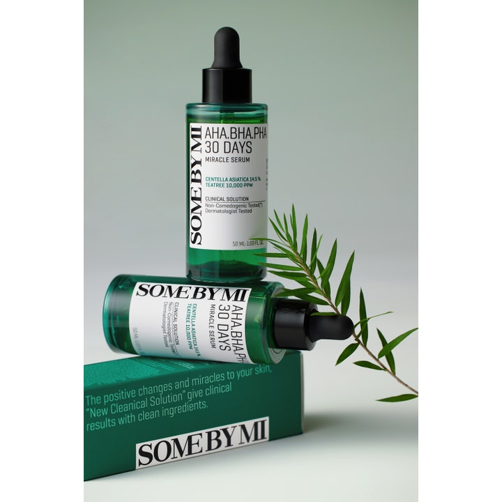 Some By Mi Aha-Bha-Pha 30 Days Miracle Serum 50 ml exfolierande serum i gröna glasflaskor med pipett och teetree-kvist.