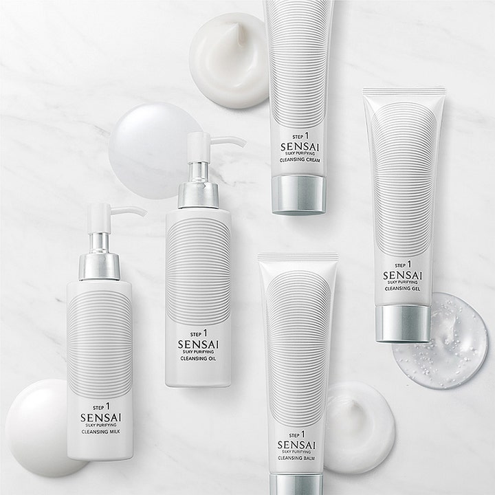 Sensai Silky Purifying Cleansing Cream 125 ml djuprengörande kräm i vit tub omgiven av krämiga texturklickar