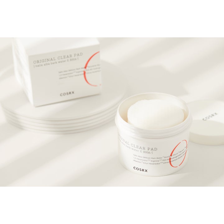 COSRX One Step Original Clear Pad 70 st BHA exfoliering pads i öppen vit burk med mjuka bomullsrondeller
