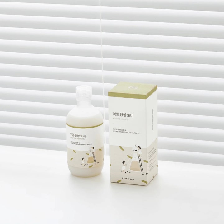 Round Lab Soybean Nourishing Toner 300 ml närande toner i frostad flaska och kartong framför ljusa vita persienner