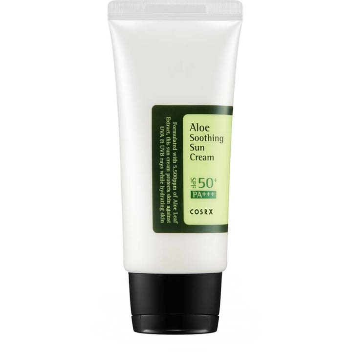 COSRX Aloe Soothing Sun Cream 50ml lugnande aloe vera solkräm ansikte i vit tub med svart lock och grön etikett