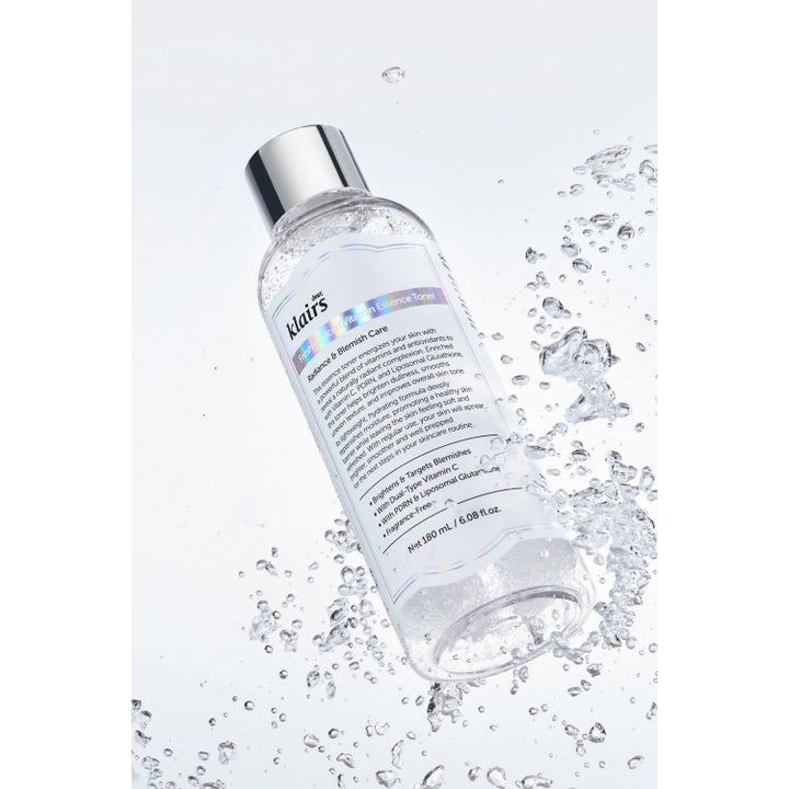 Klairs Freshly Juiced Vitamin Essence Toner 180 ml lystergivande toner med vitamin C i klar flaska bland vattenstänk