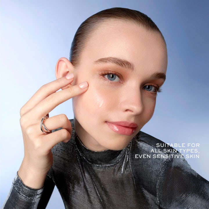 Lancôme Génifique Ultimate Serum 30 ml lyxigt återfuktande serum med glaspipett och droppe över svart flaska