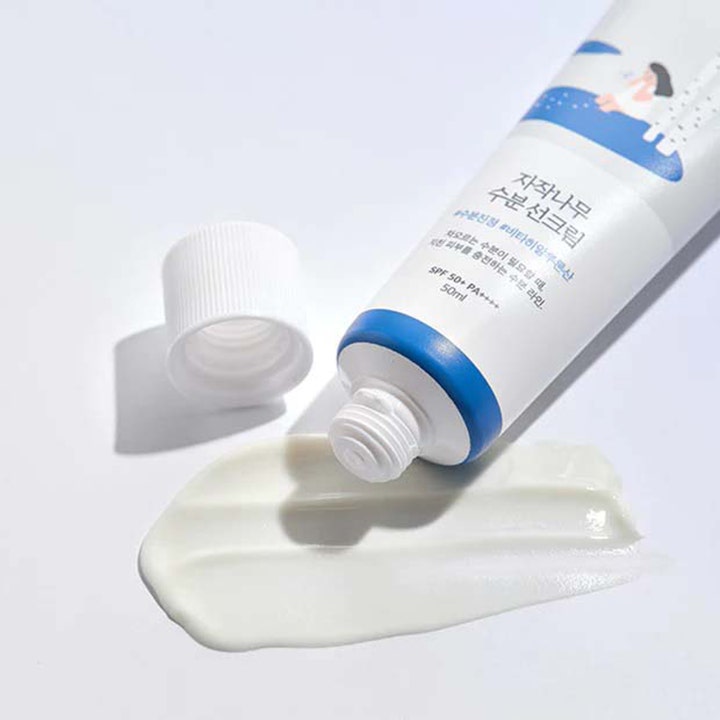 Round Lab Birch Juice Moisturizing Sunscreen 50 ml återfuktande solskydd ansikte spf 50 med vit krämig textur och öppen tub