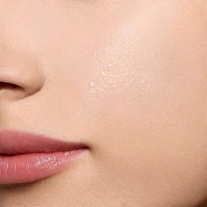 Clarins Hydra-Essentiel 75 ml återfuktande ansiktsmist anti-pollution som ger fina vattendroppar på huden.