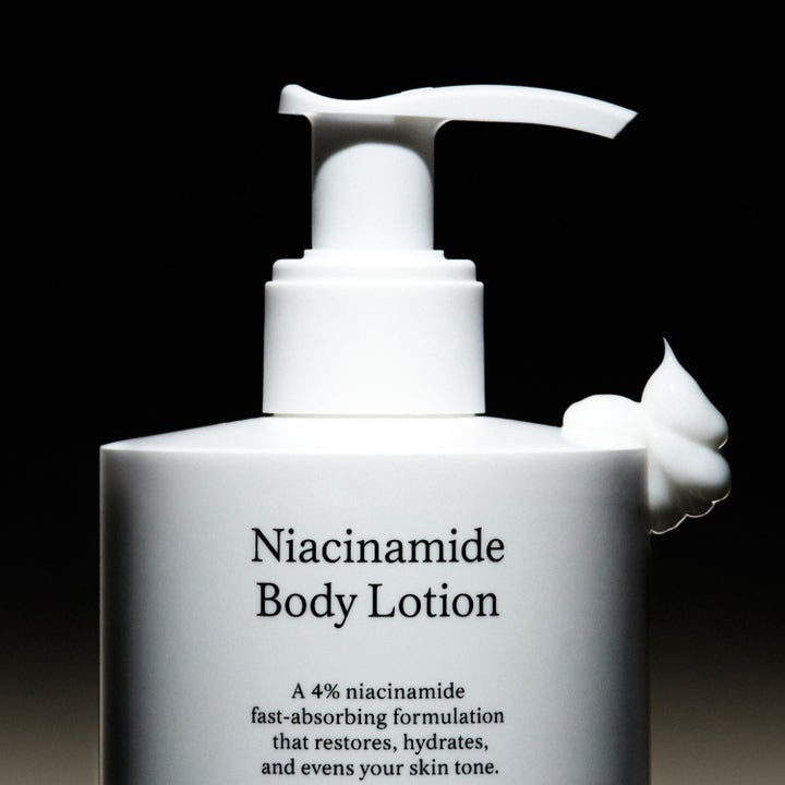 Jorgobé Niacinamide Body Lotion 300 ml fuktgivande daglig kroppsvård för jämn hudton i vit pumpflaska med krämig klick.