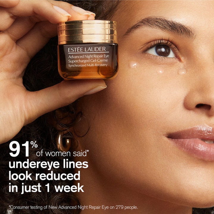 Estée Lauder Advanced Night Repair Eye 15 ml anti-aging gelkräm i brun glasburk som appliceras under ögat på en kvinna.