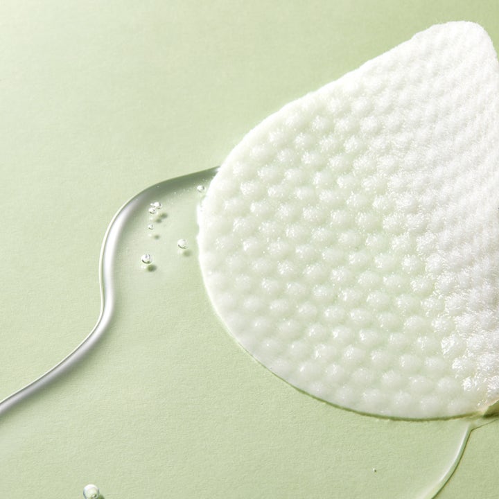 Torriden BALANCEFUL Cica Toner Pad 180 ml lugnande tonerpad med våfflad struktur och klar vätska.