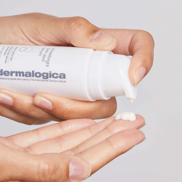 Dermalogica PowerBright Dark Spot Serum Duo mot pigmentfläckar med niacinamid och vit krämig textur i pumpflaska