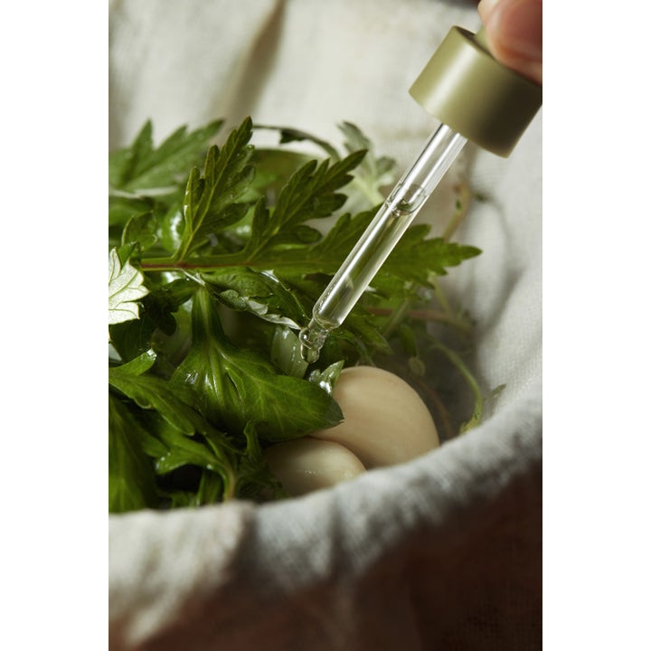 I'm from Mugwort Serum 30 ml lugnande serum i glaspipett som droppar klar vätska över fräscha gröna gråboblad