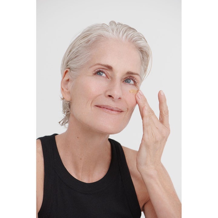 Dr. Hauschka Regenerating Intensive Eye Serum 15 ml är ett ögonserum som ger regenerering när det duttas under ögat