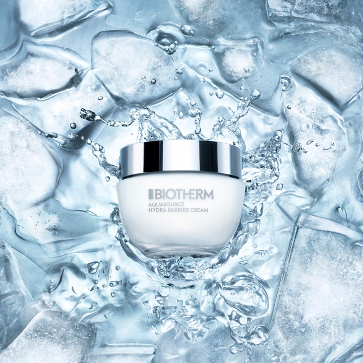 Biotherm Aquasource Hydra Barrier Cream 30 ml återfuktande ansiktskräm i glasburk bland isbitar och vattenstänk