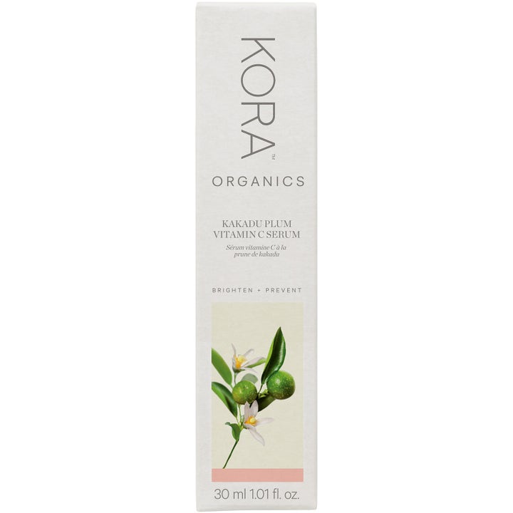 KORA Organics Kakadu Plum Vitamin C Serum 30 ml lystergivande kakadu plum serum i vit ytterkartong med växtmotiv.