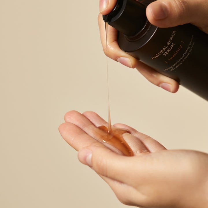 Hyggee Natural Repair Serum 120 ml reparerande serum med röd ginseng som pumpas ut som en bärnstensfärgad gel
