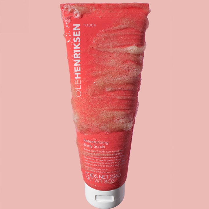 Ole Henriksen Touch Retexturizing Body Scrub 240 g ger slät hud i rosa tub täckt av kornig kroppsskrubb med bärolja.
