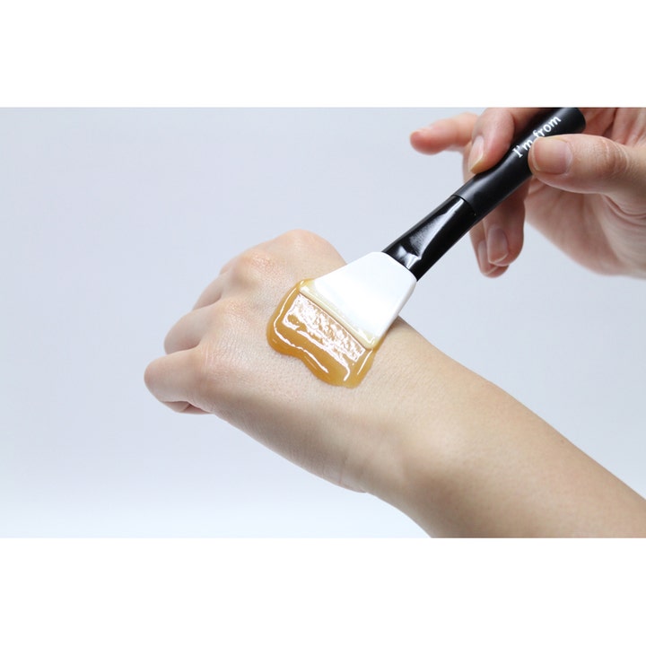 I'm From Honey Mask 120 ml ansiktsmask med honung för torr hud visar en gyllene textur som appliceras med vit spatel.