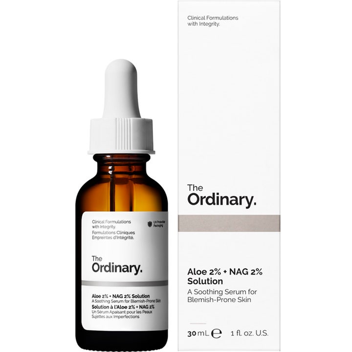 The Ordinary Aloe 2% + NAG 2% Solution 30 ml lugnande akne serum för finnar i brun glasflaska och vit kartong