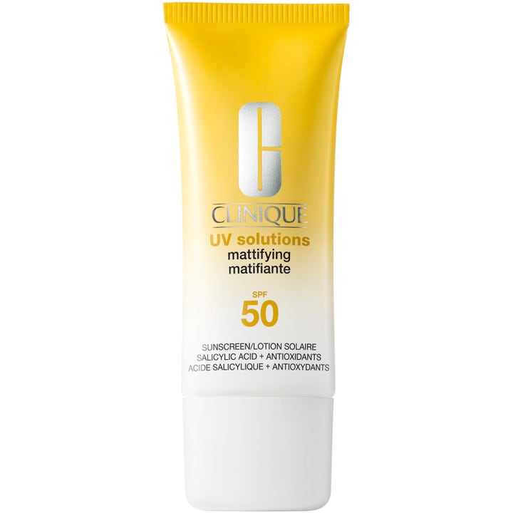 Clinique UV Solutions Mattifying SPF 50 solskydd motverkar glans i en gul och vit tub för ansiktet.