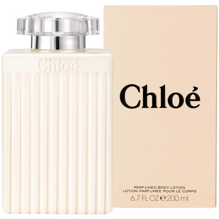 Chloé Chloé Body Lotion 200 ml återfuktande kroppslotion i räfflad flaska bredvid en beige ytterkartong