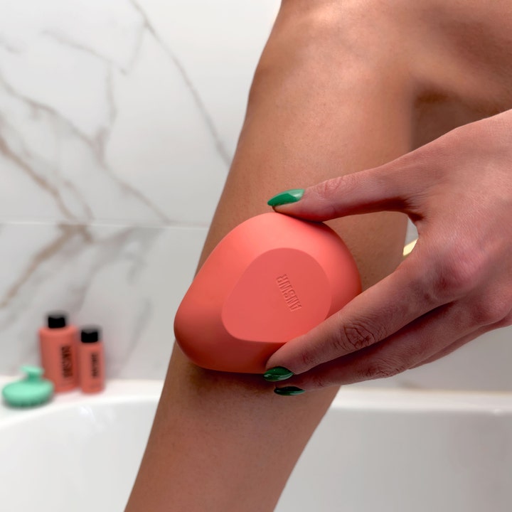 ANSWR Exfoliating Hair Removal Drop 1 st ger len hud genom hårborttagning när den korallfärgade droppen förs över benet.