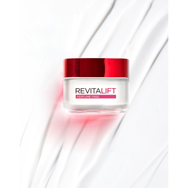 L'Oréal Paris Revitalift Perfume Free 50 ml hypoallergen återfuktande ansiktskräm i glasburk med rött lock och krämvågor