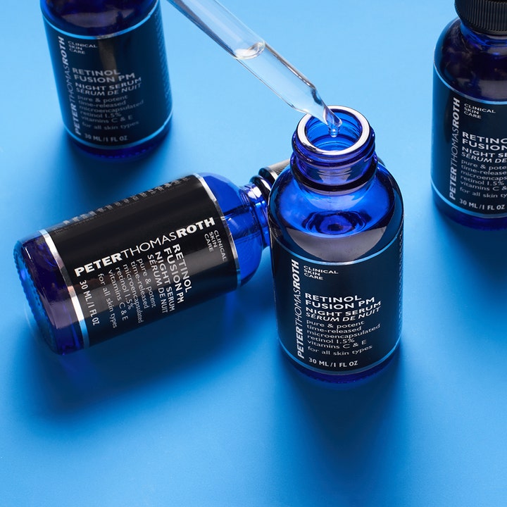 Peter Thomas Roth Retinol Fusion PM 30 ml hudförnyande nattserum i blå glasflaska med pipett och klar droppe