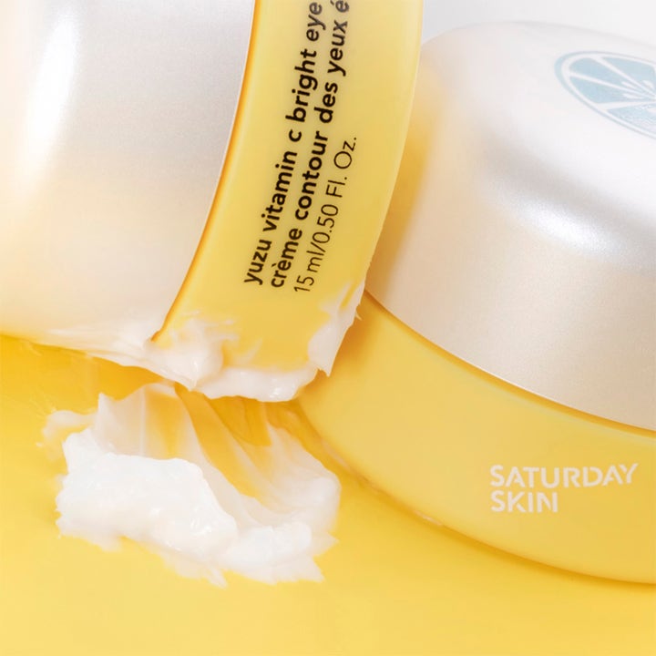 Saturday Skin Yuzu Vitamin C Bright Eye Cream 15 ml ger lyster med krämig vit formula i gul burk med silverlock